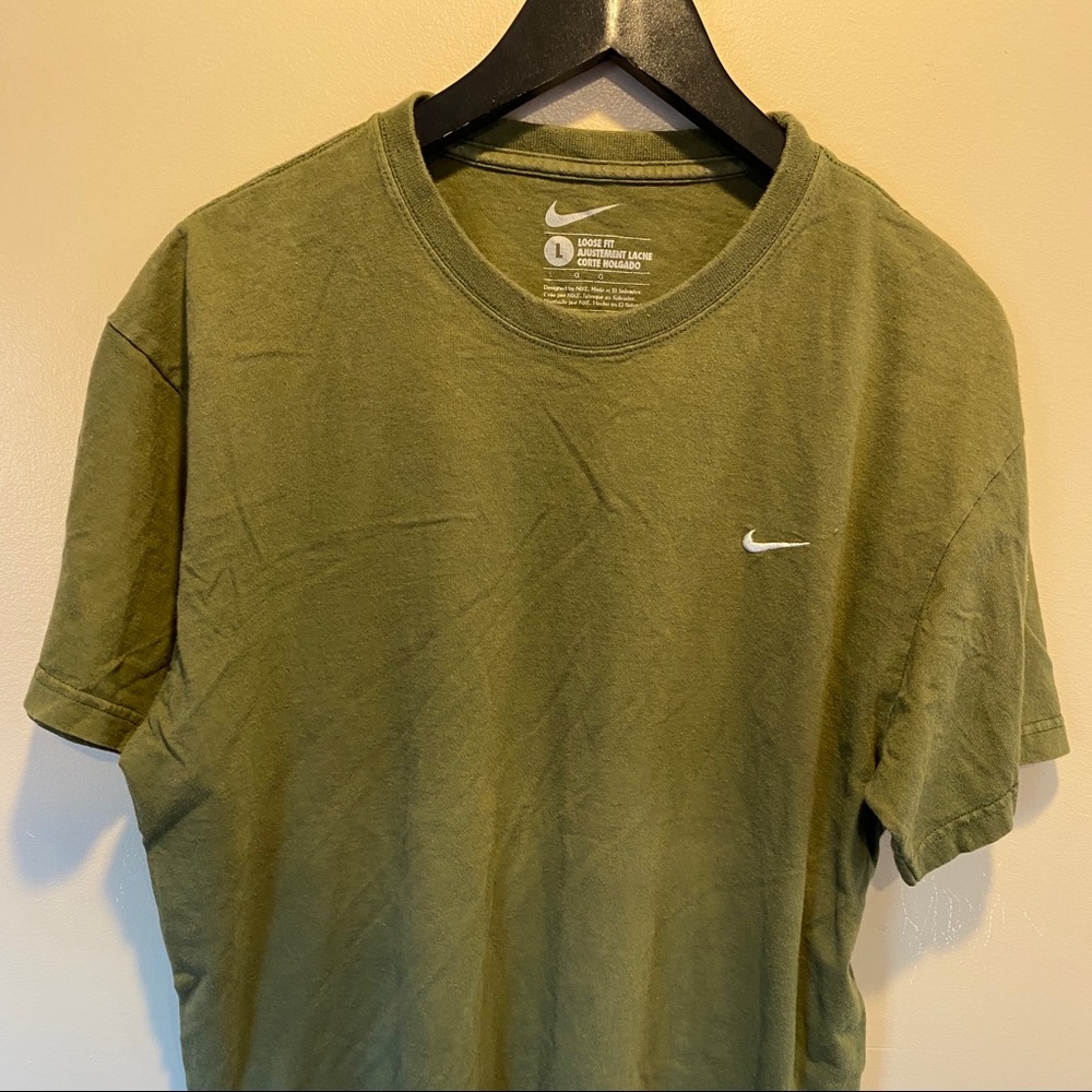 Nike mini swoosh tee large